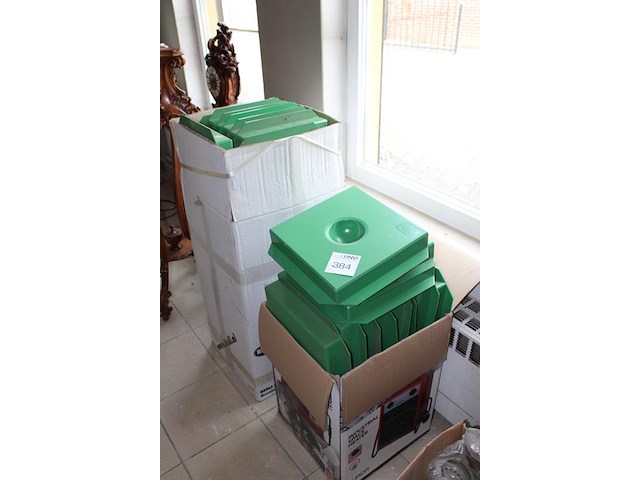 Grote hoeveelheid plastic inbouw knikkerpotjes in twee dozen. afmeting 29,5 x 29,5 cm. - afbeelding 2 van  2