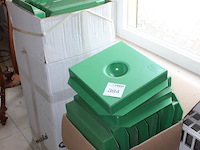 Grote hoeveelheid plastic inbouw knikkerpotjes in twee dozen. afmeting 29,5 x 29,5 cm. - afbeelding 2 van  2