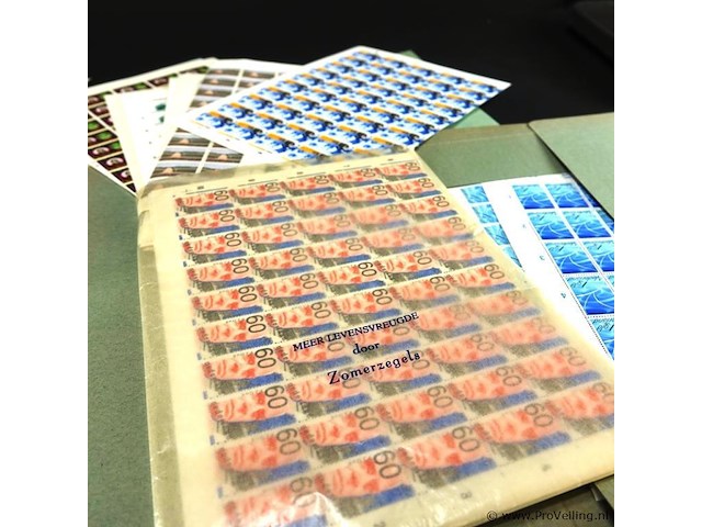 Grote hoeveelheid postzegelvellen in 2 mappen - afbeelding 3 van  5
