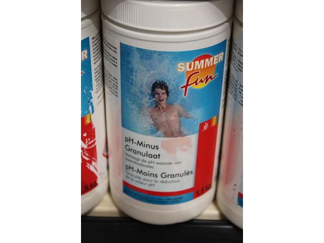 Grote hoeveelheid reinigingsproducten w.o. summerfun en poolpower t.b.v. zwembad in twee stellingdelen, w.o... - afbeelding 5 van  8