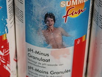 Grote hoeveelheid reinigingsproducten w.o. summerfun en poolpower t.b.v. zwembad in twee stellingdelen, w.o... - afbeelding 5 van  8