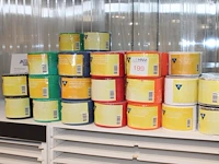 Grote hoeveelheid rollen golfkarton in diverse kleuren, ruim 50 stuks op kast.