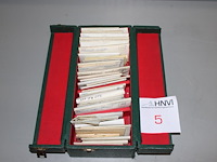 Grote hoeveelheid sierstenen t.b.v. sieraden in luxe doos.