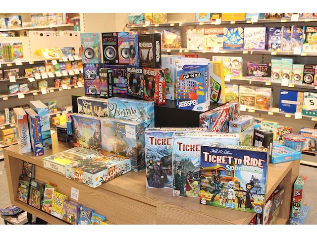Grote hoeveelheid spellen w.o. hitster, vier op een rij, kaarten, exploding kittens, stratego en bunny hop ... - afbeelding 1 van  6