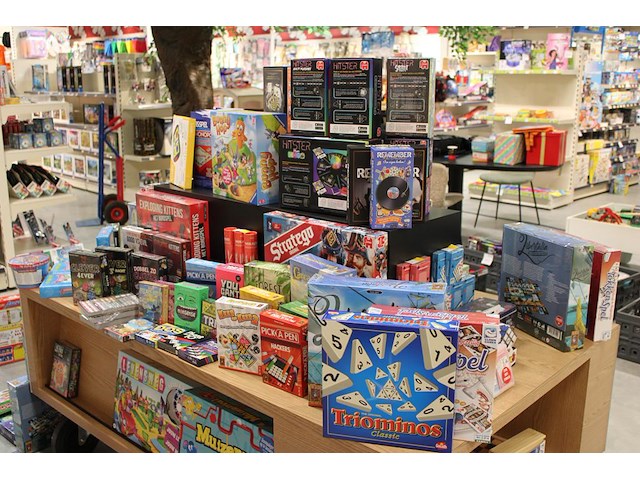 Grote hoeveelheid spellen w.o. hitster, vier op een rij, kaarten, exploding kittens, stratego en bunny hop ... - afbeelding 3 van  6