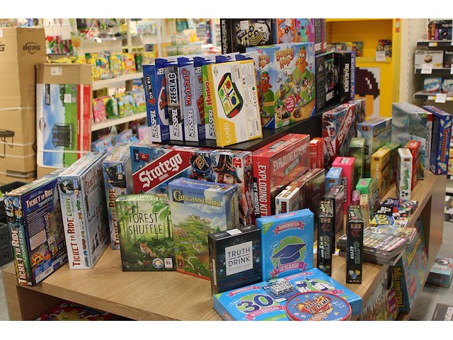 Grote hoeveelheid spellen w.o. hitster, vier op een rij, kaarten, exploding kittens, stratego en bunny hop ... - afbeelding 4 van  6