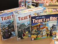 Grote hoeveelheid spellen w.o. hitster, vier op een rij, kaarten, exploding kittens, stratego en bunny hop ... - afbeelding 6 van  6