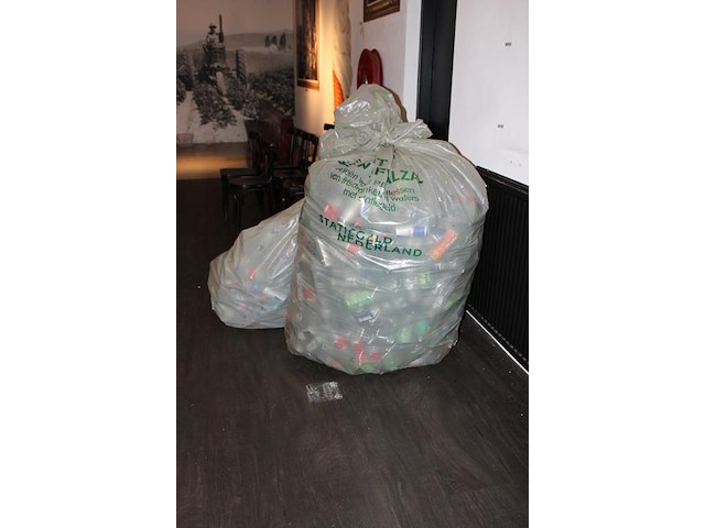 Grote hoeveelheid statiegeld petflessen in twee verzamelzakken. - afbeelding 2 van  2