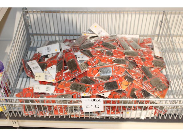 Grote hoeveelheid tekstsleutelhangers in mand. - afbeelding 1 van  2