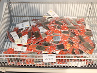 Grote hoeveelheid tekstsleutelhangers in mand. - afbeelding 1 van  2