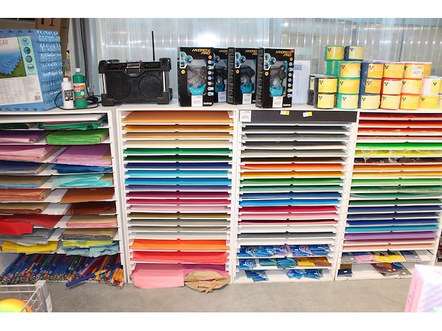Grote hoeveelheid vellen papier en karton, afm. 64 x 45 cm in diverse kleuren en uitvoeringen, w.o. golfkar... - afbeelding 1 van  3