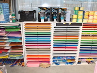 Grote hoeveelheid vellen papier en karton, afm. 64 x 45 cm in diverse kleuren en uitvoeringen, w.o. golfkar... - afbeelding 1 van  3