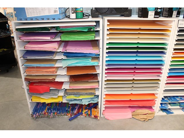 Grote hoeveelheid vellen papier en karton, afm. 64 x 45 cm in diverse kleuren en uitvoeringen, w.o. golfkar... - afbeelding 2 van  3