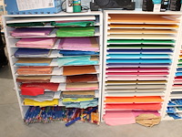Grote hoeveelheid vellen papier en karton, afm. 64 x 45 cm in diverse kleuren en uitvoeringen, w.o. golfkar... - afbeelding 2 van  3