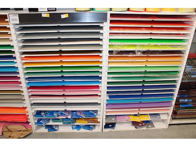 Grote hoeveelheid vellen papier en karton, afm. 64 x 45 cm in diverse kleuren en uitvoeringen, w.o. golfkar... - afbeelding 3 van  3