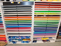 Grote hoeveelheid vellen papier en karton, afm. 64 x 45 cm in diverse kleuren en uitvoeringen, w.o. golfkar... - afbeelding 3 van  3