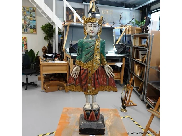 Grote houten birmese nat-geest of deva-tempelwachter uit myanmar, uitgevoerd in traditionele mandalay-stijl - afbeelding 1 van  9