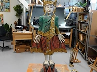 Grote houten birmese nat-geest of deva-tempelwachter uit myanmar, uitgevoerd in traditionele mandalay-stijl