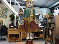 Grote houten birmese nat-geest of deva-tempelwachter uit myanmar, uitgevoerd in traditionele mandalay-stijl - afbeelding 2 van  9