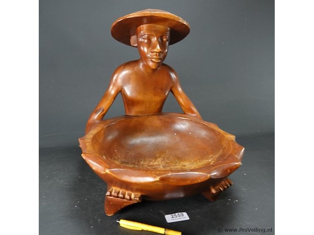 Grote in hout gesneden oosterse man met schaal - afbeelding 1 van  5