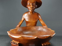 Grote in hout gesneden oosterse man met schaal - afbeelding 2 van  5