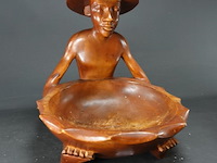 Grote in hout gesneden oosterse man met schaal - afbeelding 1 van  5