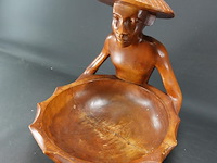 Grote in hout gesneden oosterse man met schaal - afbeelding 3 van  5