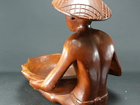 Grote in hout gesneden oosterse man met schaal - afbeelding 4 van  5