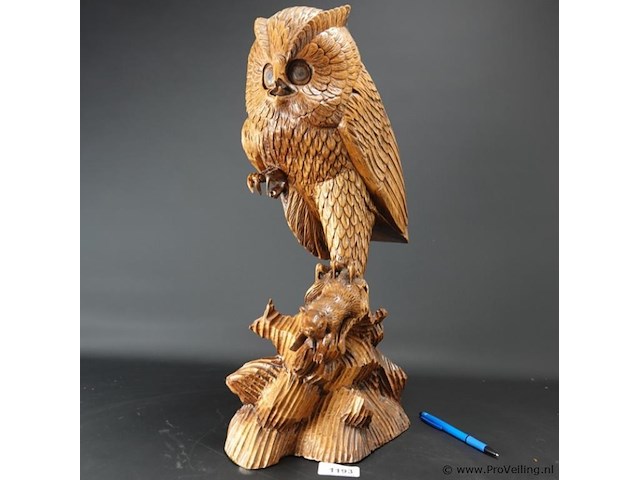 Grote in hout gesneden uil met prooi - afbeelding 1 van  5