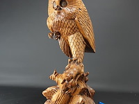 Grote in hout gesneden uil met prooi - afbeelding 1 van  5