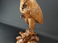 Grote in hout gesneden uil met prooi - afbeelding 2 van  5