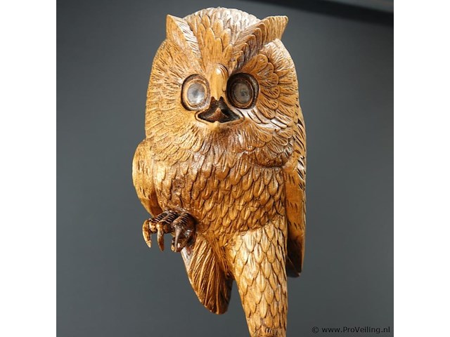Grote in hout gesneden uil met prooi - afbeelding 3 van  5