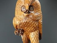 Grote in hout gesneden uil met prooi - afbeelding 3 van  5