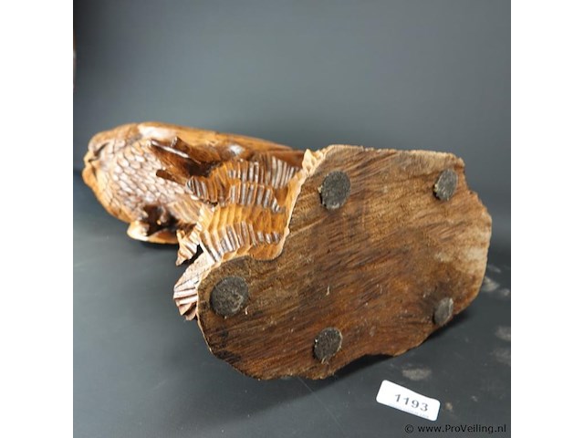 Grote in hout gesneden uil met prooi - afbeelding 5 van  5