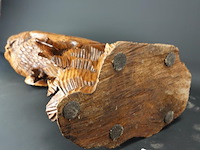 Grote in hout gesneden uil met prooi - afbeelding 5 van  5