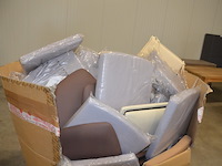 Grote kartonnen doos gevuld met zitjes voor stoelen en tuinkussens - afbeelding 2 van  4