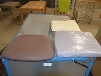 Grote kartonnen doos gevuld met zitjes voor stoelen en tuinkussens - afbeelding 4 van  4
