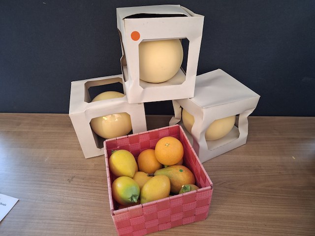 Grote kerstballen en nep fruit inclusief 3 mandjes diameter 14 cm - afbeelding 3 van  3