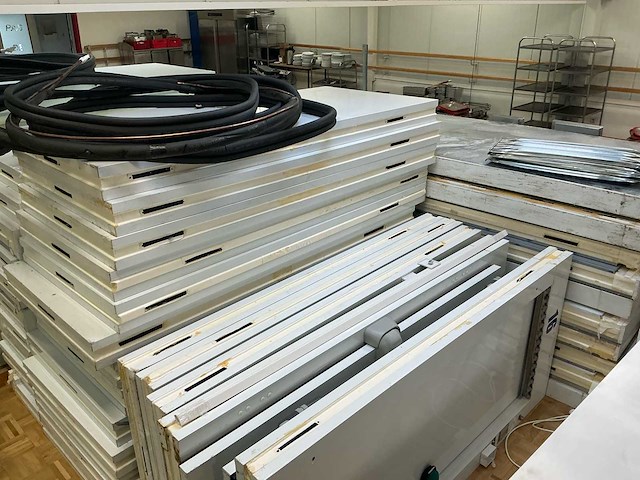 Grote koelcelcompleet met panelen, deuren en rekken koelcel - afbeelding 6 van  12