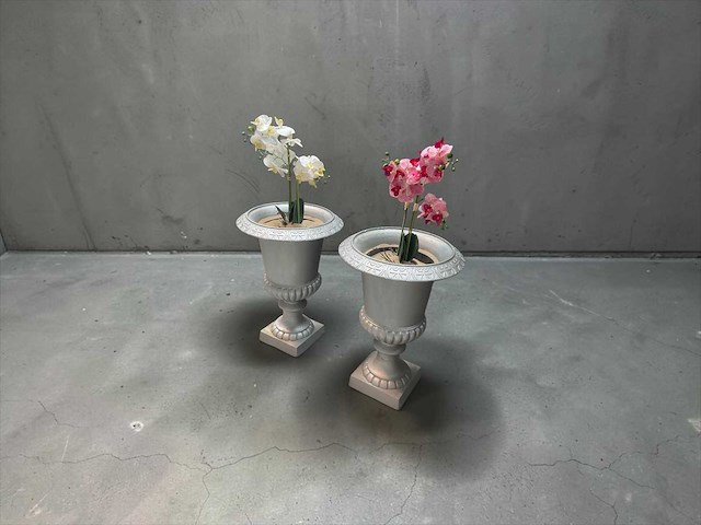 Grote metalen bloempot / vaas op voet (2x) - afbeelding 3 van  3