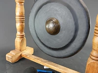 Grote oosterse gong in handgesneden standaard - afbeelding 4 van  7