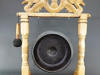 Grote oosterse gong in handgesneden standaard - afbeelding 5 van  7
