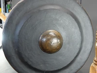 Grote oosterse gong in handgesneden standaard - afbeelding 7 van  7