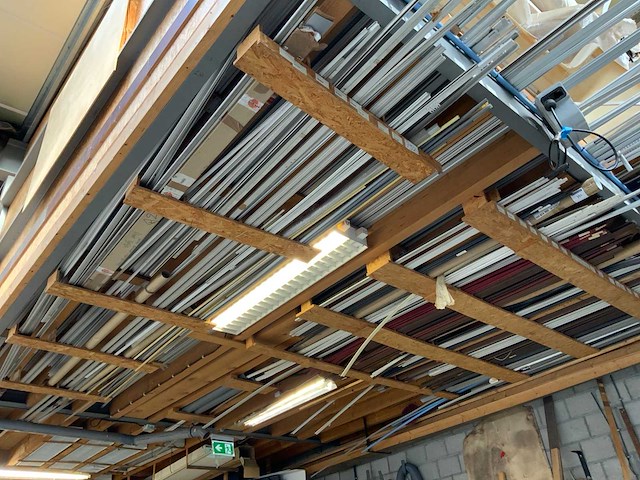 Grote partij aluminium/kunststof profielen met rubbers - afbeelding 12 van  13