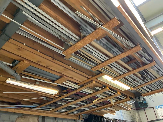 Grote partij aluminium/kunststof profielen met rubbers - afbeelding 13 van  13