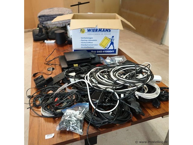 Grote partij bekabeling in verhuisdoos - afbeelding 1 van  5