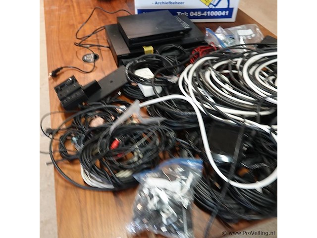 Grote partij bekabeling in verhuisdoos - afbeelding 2 van  5