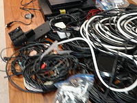 Grote partij bekabeling in verhuisdoos - afbeelding 2 van  5