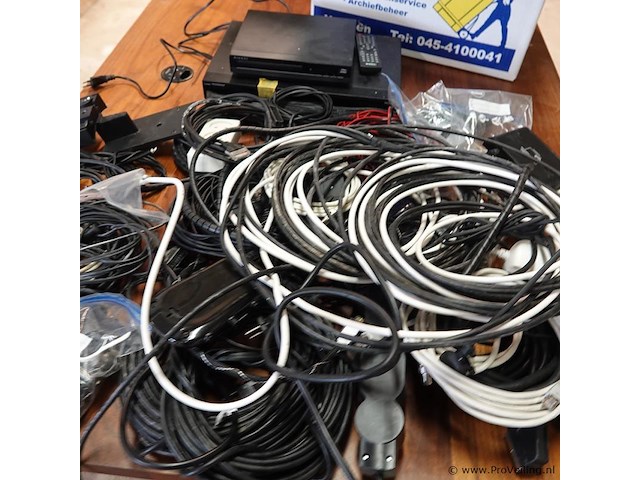 Grote partij bekabeling in verhuisdoos - afbeelding 3 van  5