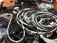 Grote partij bekabeling in verhuisdoos - afbeelding 3 van  5